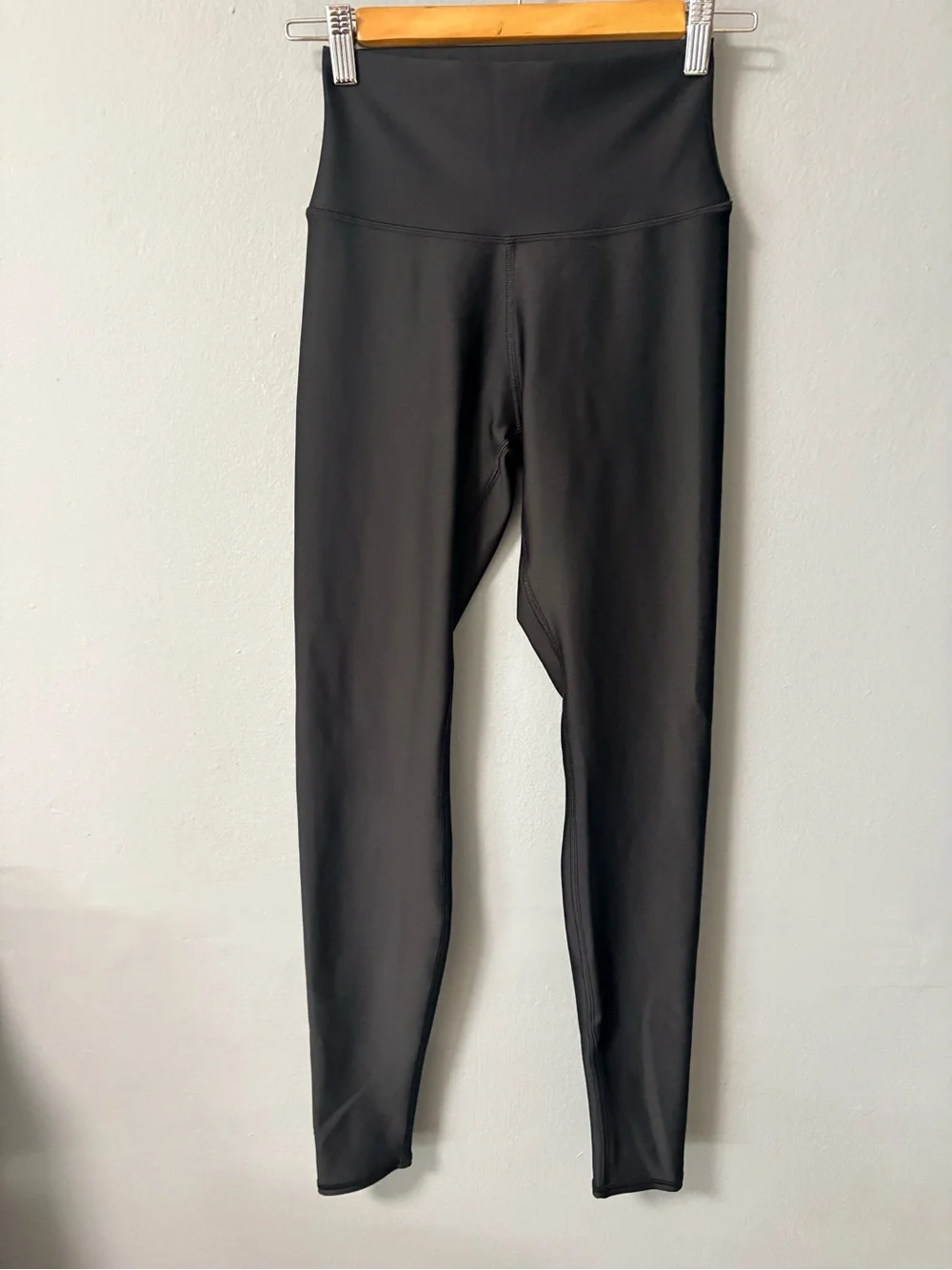 ALO High-Waist Airlift Legging in Black. Size Small